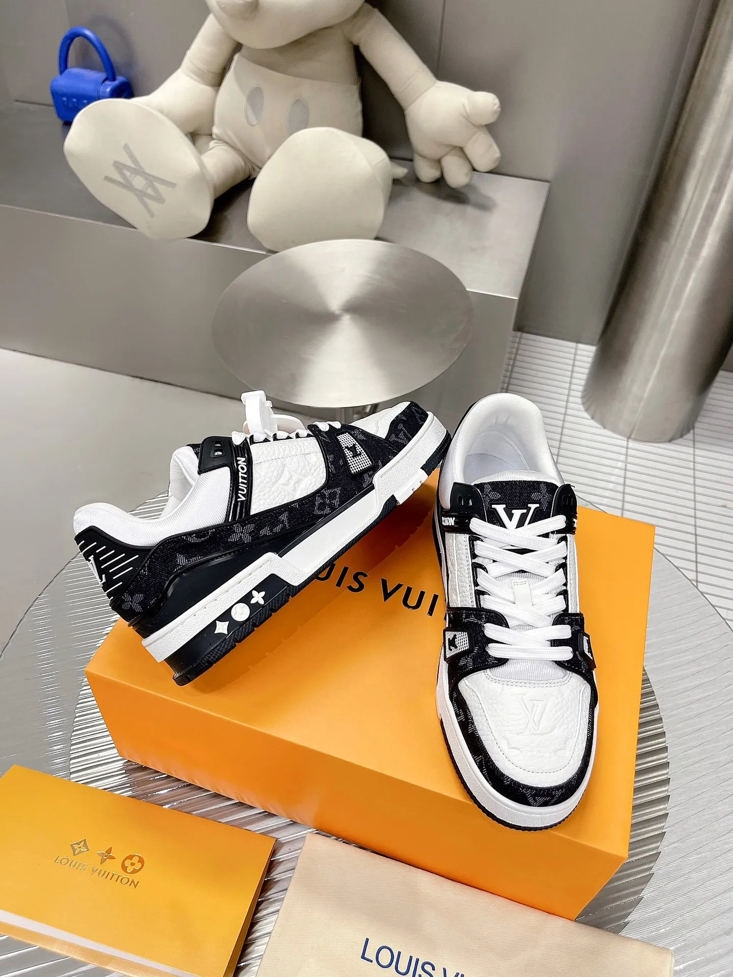 👟👟Ex-factory price 840👟👟The highest version on the Internet⚠️Feel free to compare! 2021🔥New model, purchase quality LV~Louis Vuitton by Virgin Abloh’s best-looking sneakers, Donkey Brand strongly recommends new products, official website limited edition retro basketball sneakers! Both high and low tops cost money to purchase 1:1 accurate replicas of the originals. The details are invincible, full of sincerity, imported custom-made original cowhide, the original package method is the same, the details are 100% restored, and the private model customized the original one-piece T👟👟factory price U outsole, which is different from other brands. Without the original version, this effect cannot be achieved! 35-45 (46 is custom-made and non-refundable) Some colors are available in women’s styles